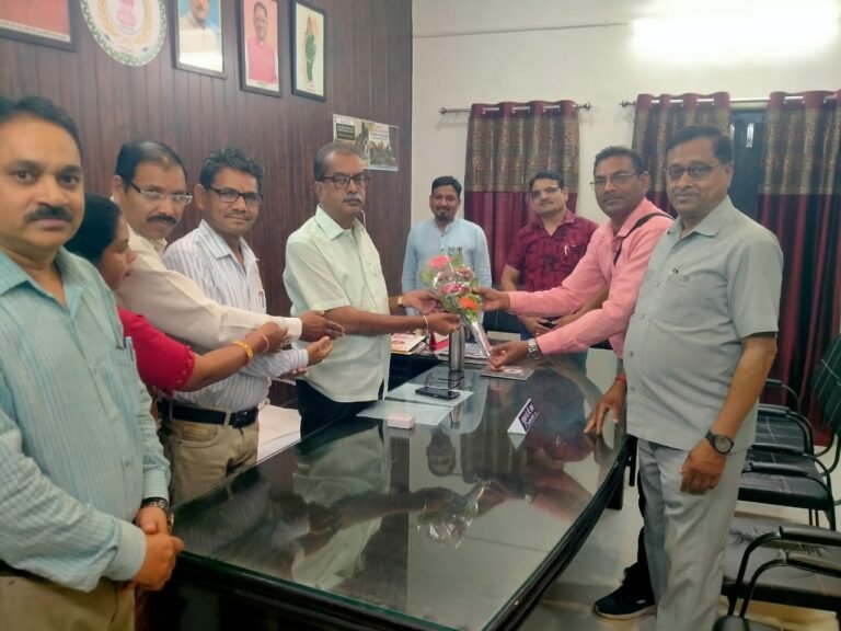 📰 दैनिक सरस्वती संकेत | जिला केसीजी  नवीन जिला शिक्षा अधिकारी से राज्य कर्मचारी संघ की सौजन्य भेंट, शिक्षा सुधार पर हुई चर्चा