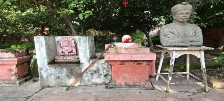 बच्चों के पार्क को निगल गया भू-माफियाओं का खेल ! राजा लालबहादुर की प्रतिमा हटाई, फिर मेंटेनेंस खसरे की जमीन को 22 टुकड़ों में बेचकर खड़ी कर दी करोड़ों की कॉलोनी