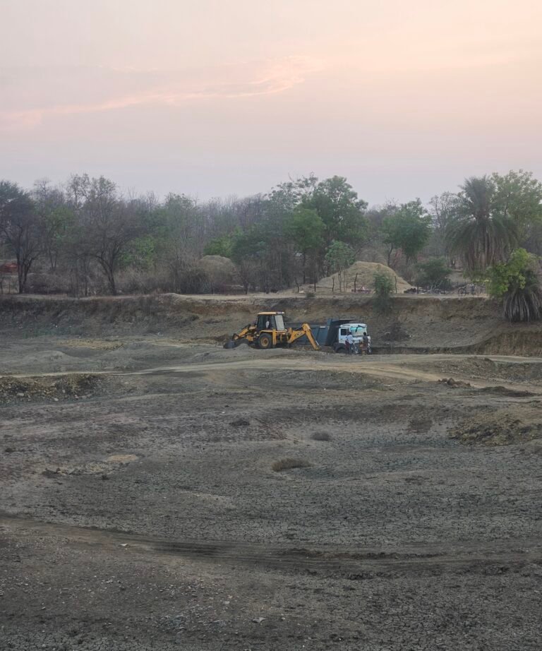 महामाया मंदिर के नीचे स्थित तालाब में 15 दिनों से मुरूम उत्खनन, ग्रामीणों ने उठाए सवाल
