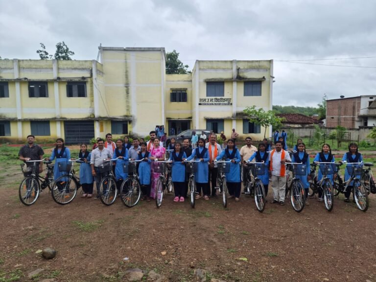 , खैरागढ़ विक्रमपुर हाई स्कूल में 48 छात्राओं को दिया गया साइकल 