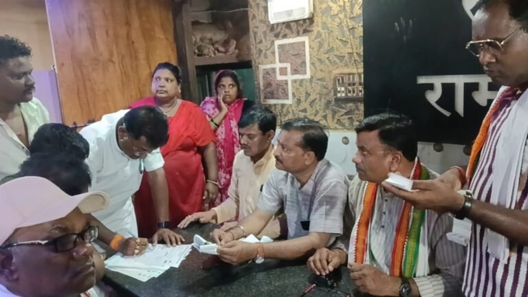 सरस्वती संकेत :: खैरागढ़ में कांग्रेस का स्मार्ट मीटर हटाओ अभियान तेज, घर-घर पहुंचकर भरवाए जा रहे फॉर्म, महंगी बिजली को लेकर भाजपा सरकार पर तीखा हमला