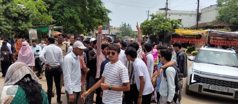 केमिस्ट्री के नतीजे पर बवाल, छात्रों ने सड़क पर उतारा आक्रोश