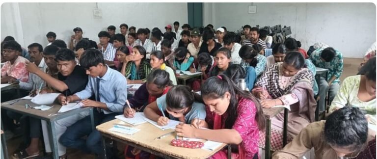 एक टेबल पर तीन परीक्षार्थी! छुईखदान ओपन परीक्षा में व्यवस्था पर बड़ा सवाल